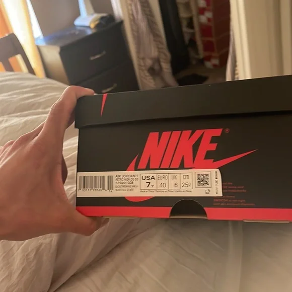 Getting rid of old shoes, size 7 , worn very little , box  display picture 1